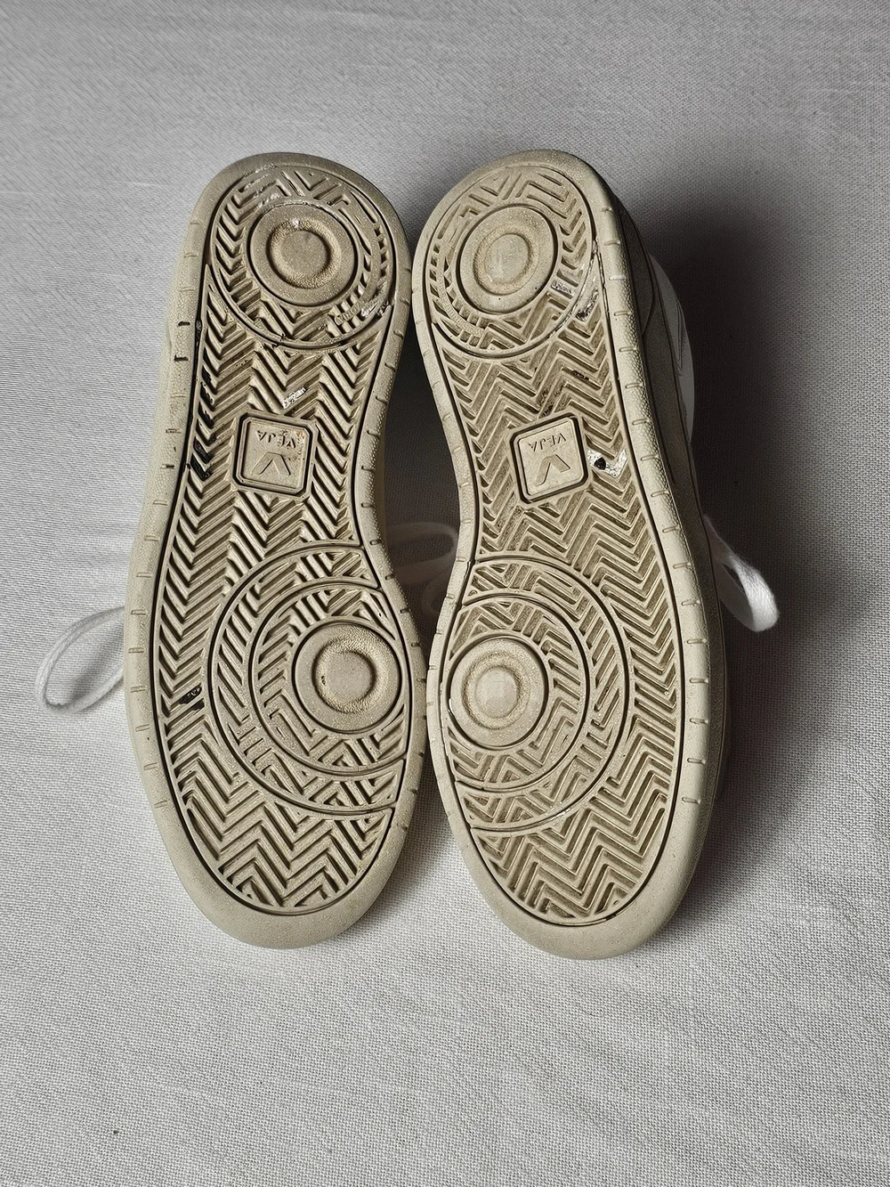 Veja‎ V-10 sneakers Womens Size 8 White